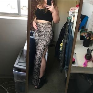Snake print, wide leg pants with slits on side!